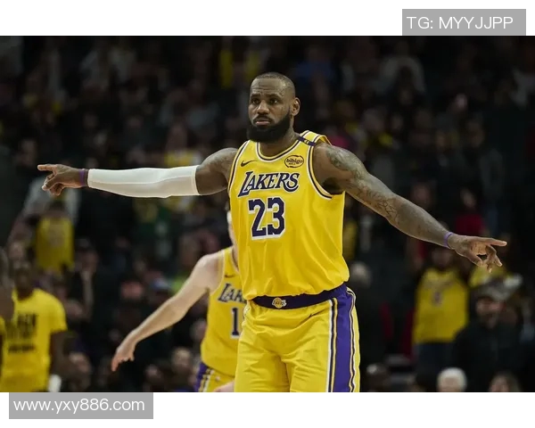 这个我也想要!小球迷拿着詹姆斯球衣 后者特意停步为他送上亲签