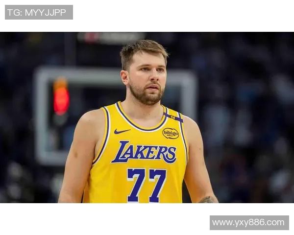 东契奇一成就创湖人首人！轰27+12结束连败 7失误吃T被换下面露不爽